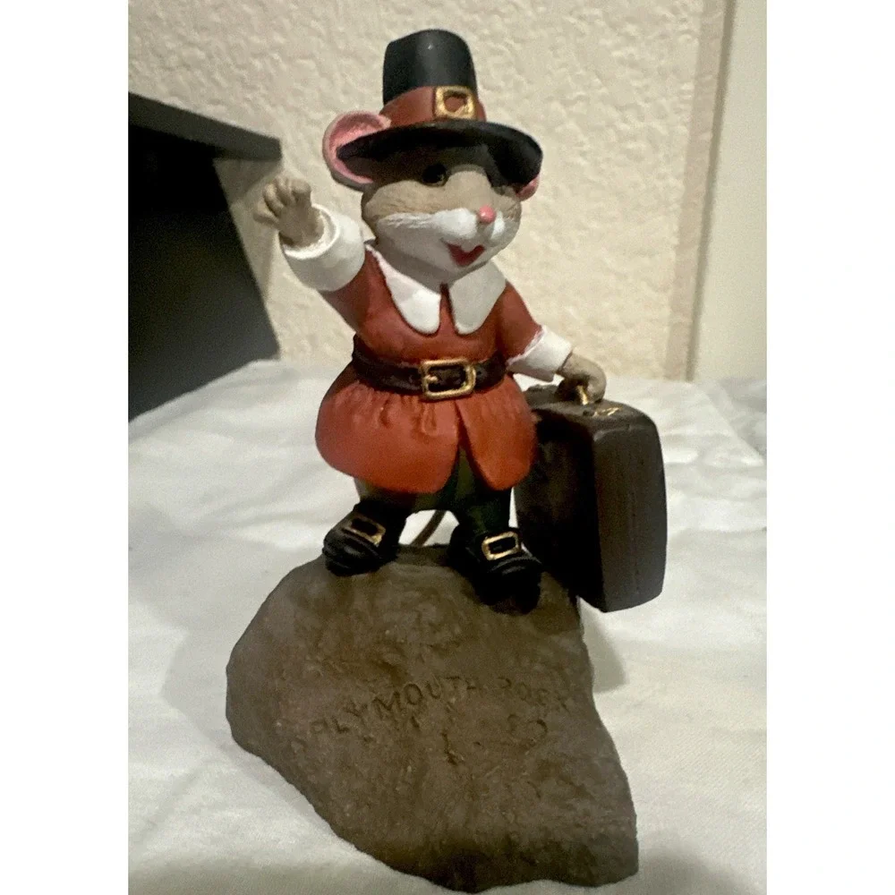 Hallmark 1988 Tender Touches PILGRIM MOUSE on Plymouth Rock Thanksgiving Fall‎